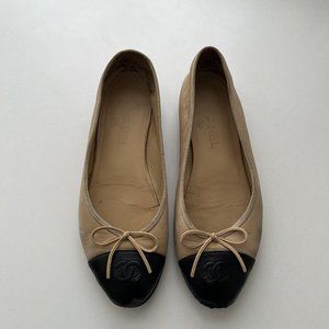 Chanel beige/nude and black toe cap lambskin ballet flats size 38 (approx US 8)